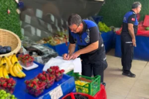 Bursa İnegöl'de zabıta ekipleri manavlara yönelik denetim yaptı, 11 işletmeye yaptırım uygulandı.