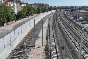Konya KONYARAY Banliyö Hattı'nda tren gürültüsünü engellemek için kurulan akrilik ses bariyerleri