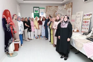 Osmangazi OSMEK kursiyerlerinin el emeği göz nuru ürünlerinin sergilendiği yıl sonu etkinliği