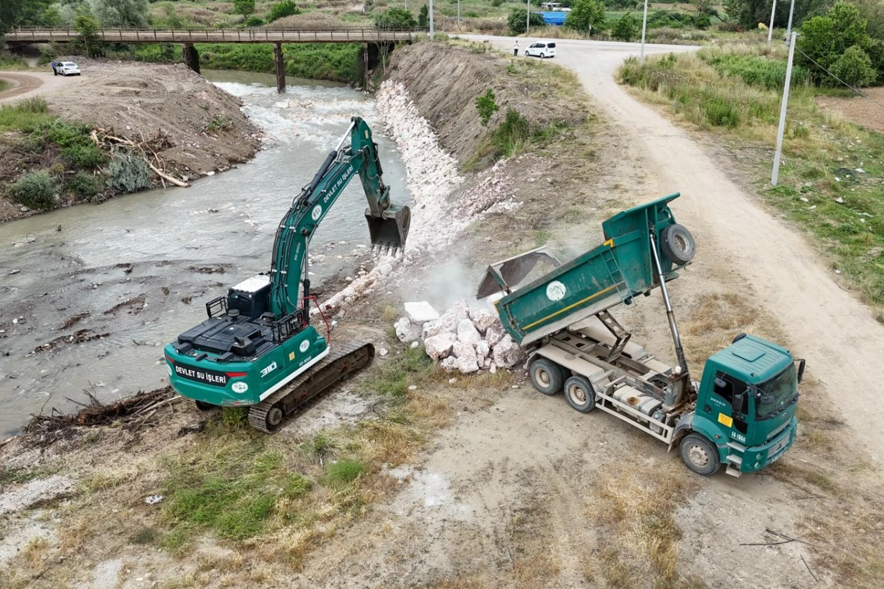 Bursa İnegöl'de dere ıslah çalışmaları sel riskini azaltmaya yönelik devam ediyor.