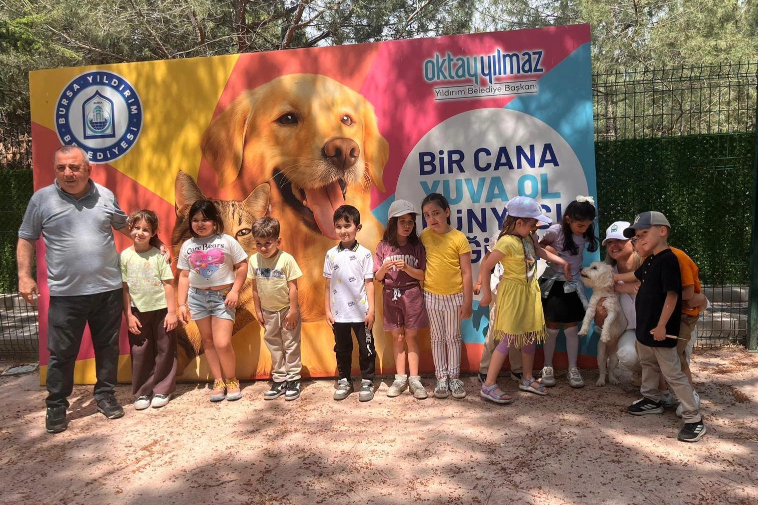 Yıldırım Belediyesi Sahipsiz Sokak Hayvanları Tedavi Merkezi'nde öğrenciler ve hayvanlar