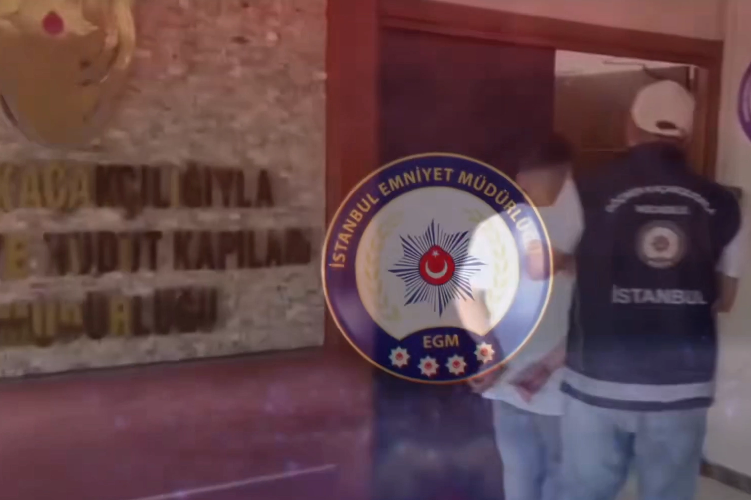 İstanbul merkezli 8 ilde göçmen kaçakçılığı operasyonu kapsamında gözaltına alınan şüpheliler