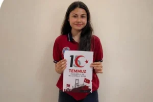 Keşanlı öğrenci Buse Nur Alagöz'ün 15 Temmuz temalı şiir yarışmasında Türkiye üçüncüsü olduğu anı gösteren görsel.