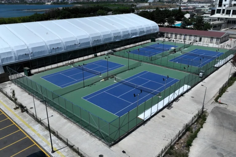 İzmit Tenis Spor Merkezi'ne eklenen 4 yeni kapalı tenis kortu