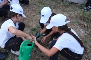 Bursa AB Bilgi Merkezi'nin 'For Our Planet' kampanyası kapsamında öğrencilerle düzenlediği fide dikim etkinliği