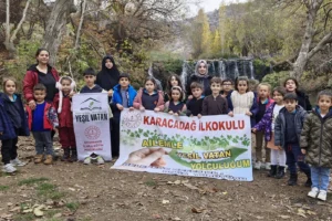 Minik öğrenciler 'Yeşil Nesiller' projesi kapsamında çevre bilinci kazanıyor.