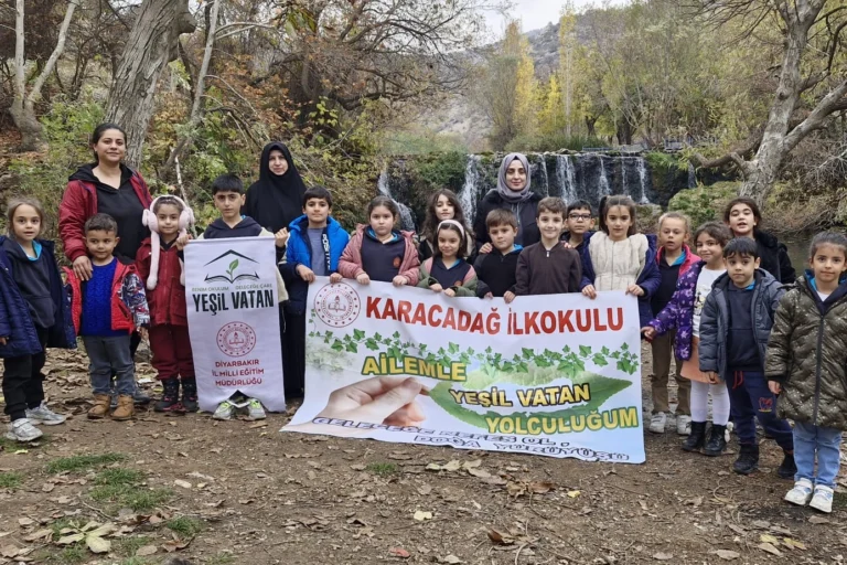 Minik öğrenciler 'Yeşil Nesiller' projesi kapsamında çevre bilinci kazanıyor.