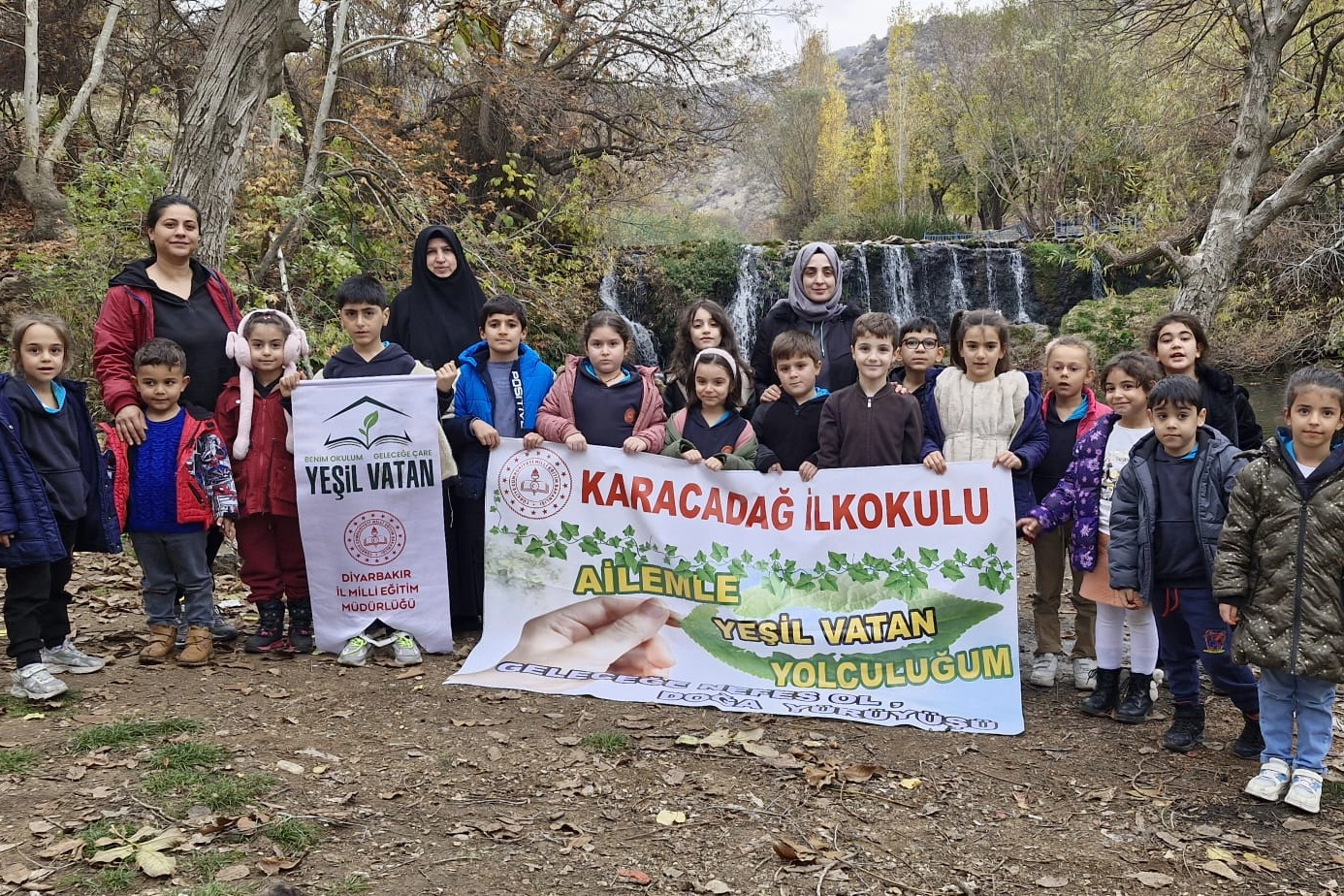 Minik öğrenciler 'Yeşil Nesiller' projesi kapsamında çevre bilinci kazanıyor.
