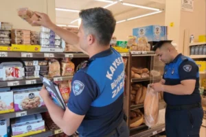 Kayseri Büyükşehir Belediyesi zabıta ekipleri marketlerde denetim yaparken