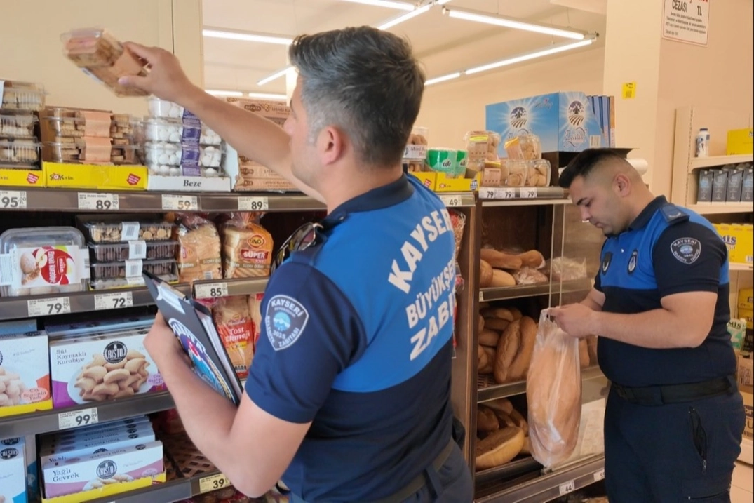 Kayseri Büyükşehir Belediyesi zabıta ekipleri marketlerde denetim yaparken