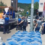 Maltepe Başıbüyük'te zabıta ekipleri kaldırımlardaki işgal malzemelerini topluyor
