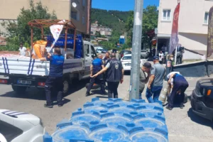 Maltepe Başıbüyük'te zabıta ekipleri kaldırımlardaki işgal malzemelerini topluyor