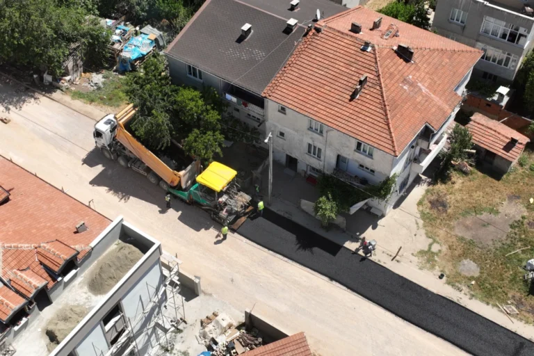 Bursa İnegöl Huzur Mahallesi'nde asfaltlama çalışması