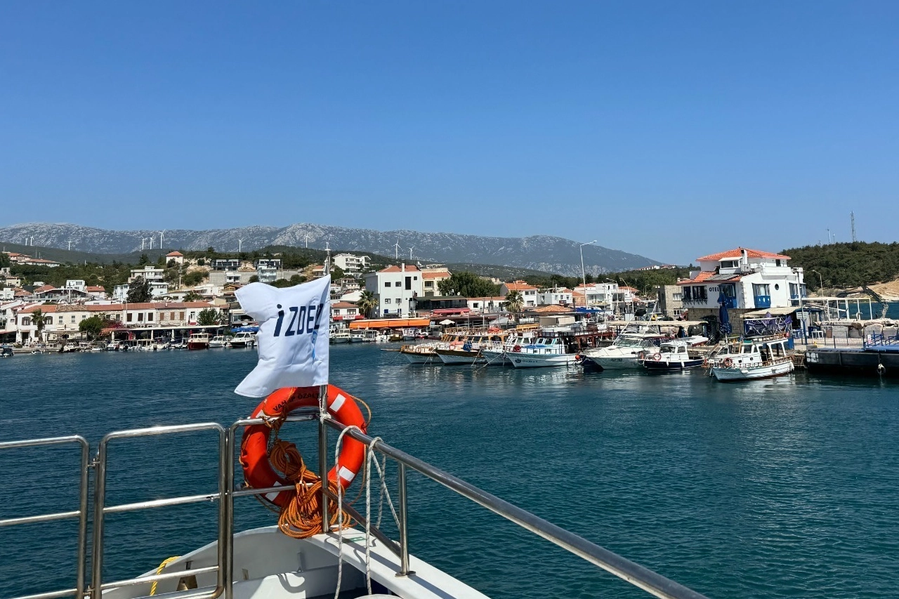 İZDENİZ gemisi deniz üzerinde seyir halinde