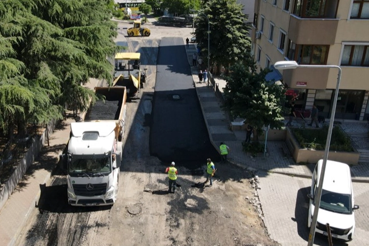 Maltepe Belediyesi'nin 2026 yılı asfalt serim programı kapsamında Kiraz Sokak'ta devam eden yol yenileme çalışmaları