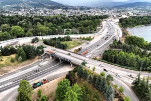 Başiskele Koridor Projesi kapsamında tamamlanan köprü montajları ve D-130 trafiğini rahatlatma hedefi
