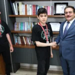 Sakarya Özel Beşsekiz Ortaokulu Satranç Takımı Türkiye ikincisi başarı sonrası İl Milli Eğitim Müdürü Coşkun Bakırtaş'ı ziyaret etti.