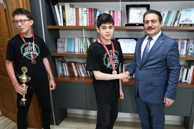 Sakarya Özel Beşsekiz Ortaokulu Satranç Takımı Türkiye ikincisi başarı sonrası İl Milli Eğitim Müdürü Coşkun Bakırtaş'ı ziyaret etti.