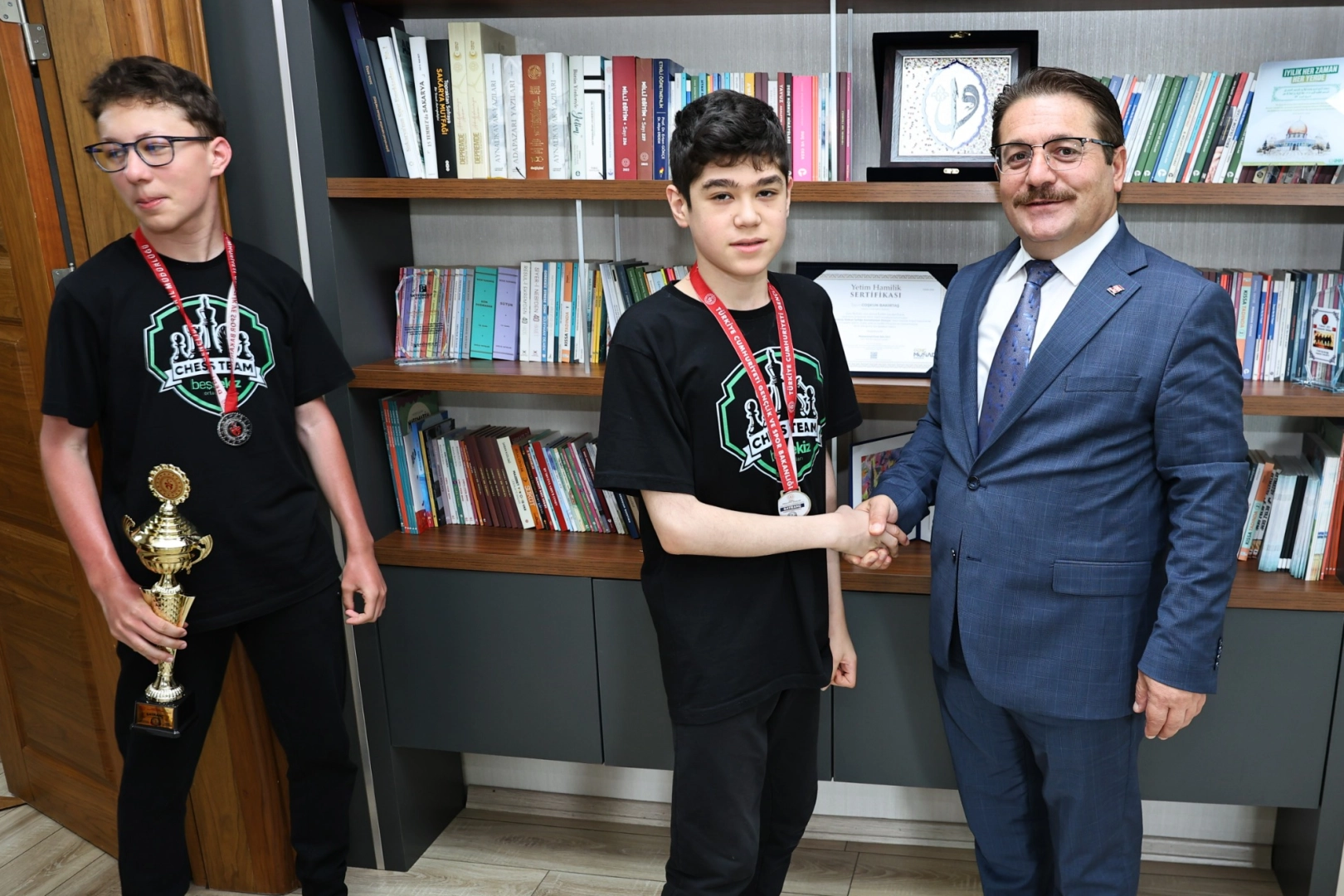 Sakarya Özel Beşsekiz Ortaokulu Satranç Takımı Türkiye ikincisi başarı sonrası İl Milli Eğitim Müdürü Coşkun Bakırtaş'ı ziyaret etti.