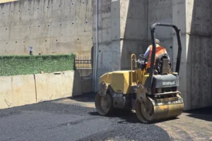 Bursa Gemlik'te yeni açılan yollarda asfalt serim çalışması yapılıyor.