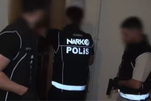 Beşiktaş'ta polis ekiplerinin düzenlediği operasyonda ele geçirilen uyuşturucu maddeler.