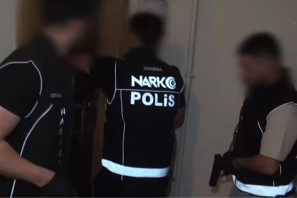 Beşiktaş'ta polis ekiplerinin düzenlediği operasyonda ele geçirilen uyuşturucu maddeler.
