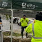 Kocaeli'de kimliği bilinmeyen cenazelerin 'meçhul' kaydıyla onurlu bir şekilde defnedilmesini gösteren görsel.