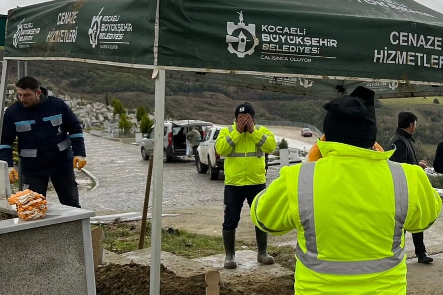 Kocaeli'de kimliği bilinmeyen cenazelerin 'meçhul' kaydıyla onurlu bir şekilde defnedilmesini gösteren görsel.