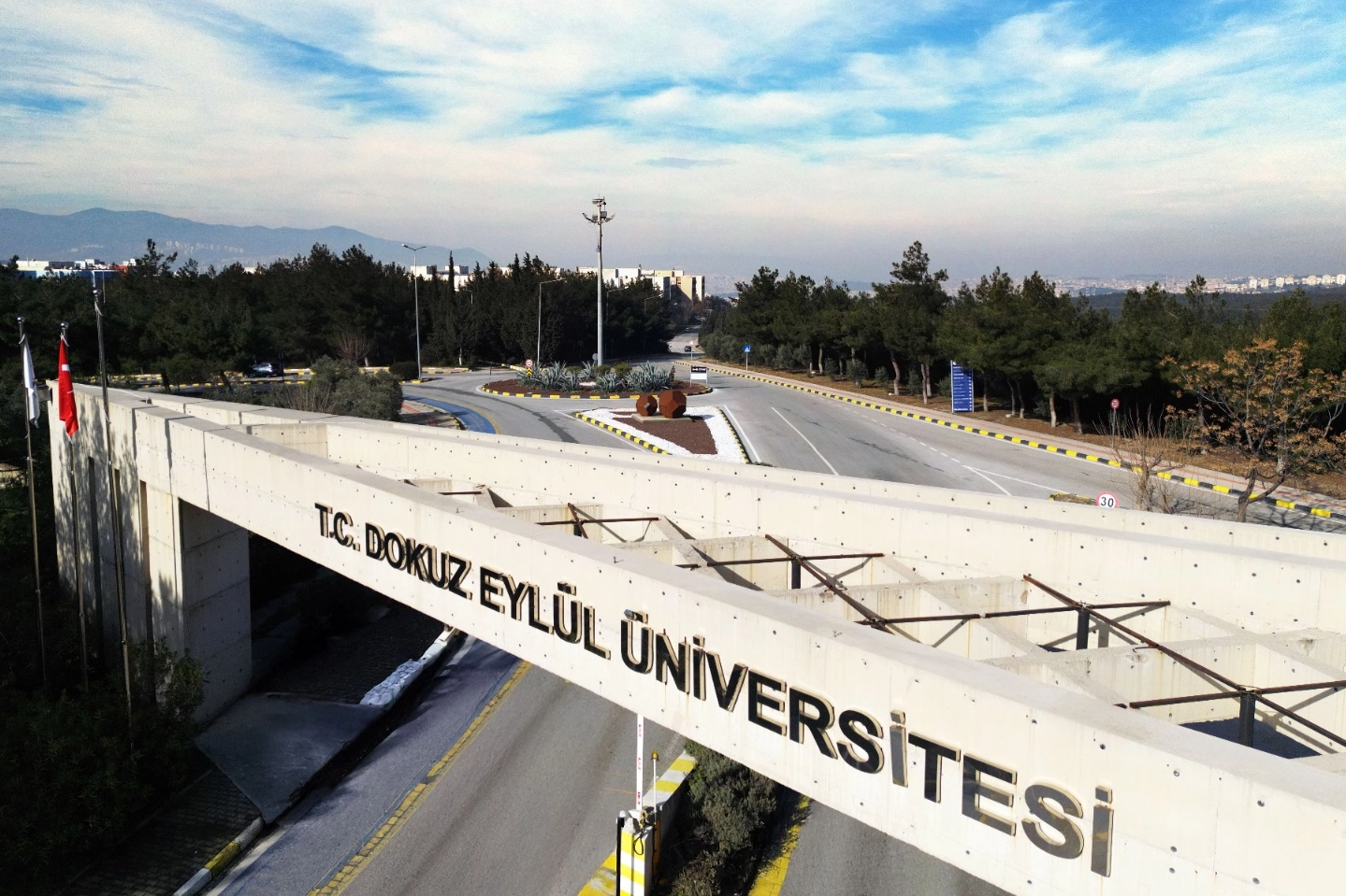 Dokuz Eylül Üniversitesi, sanayi, yenilikçilik ve altyapı kategorilerinde dünyanın en iyi 200 üniversitesi arasında yer alıyor.