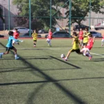 İzmit'in Kurtuluşu Futbol Şenliği'nde mücadele eden genç futbolcular