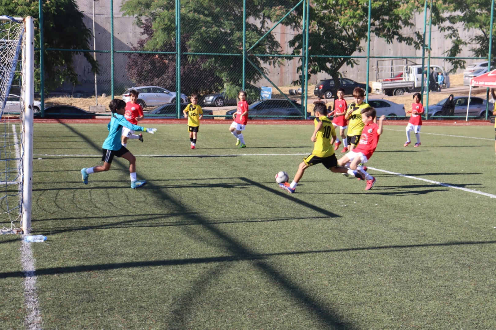 İzmit'in Kurtuluşu Futbol Şenliği'nde mücadele eden genç futbolcular