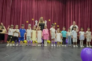 Bornova'da Çocuk Oyun ve Aktivite Merkezleri'nde eğitim gören minikler mezuniyet töreninde belgelerini alıyor.