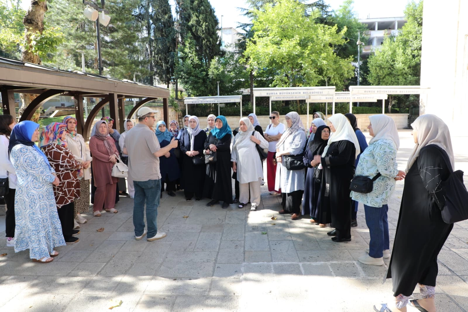Gemlik Kurtul Mahallesi sakinleri Bursa'da tarihi ve manevi mekanları geziyor.