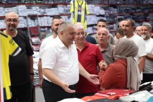Keçiören Belediye Başkanı Dr. Mesut Özarslan, esnaf ve vatandaşlarla birlikte