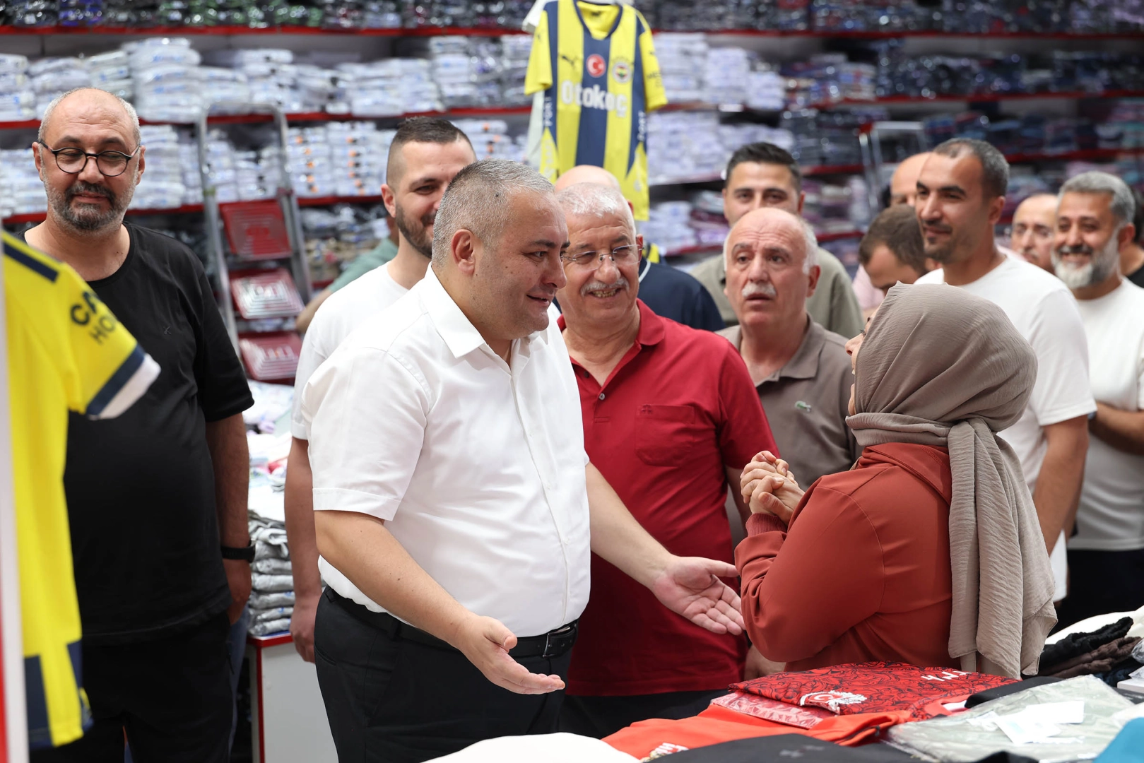 Keçiören Belediye Başkanı Dr. Mesut Özarslan, esnaf ve vatandaşlarla birlikte