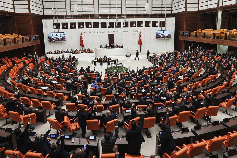TBMM Genel Kurulu'nda kabul edilen yeni kanun teklifi ile emniyet, basın ve vergi alanlarında önemli değişiklikler yapıldı.