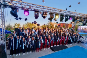 Keşan TSO MTAL mezuniyet töreninde keplerini havaya fırlatan öğrenciler
