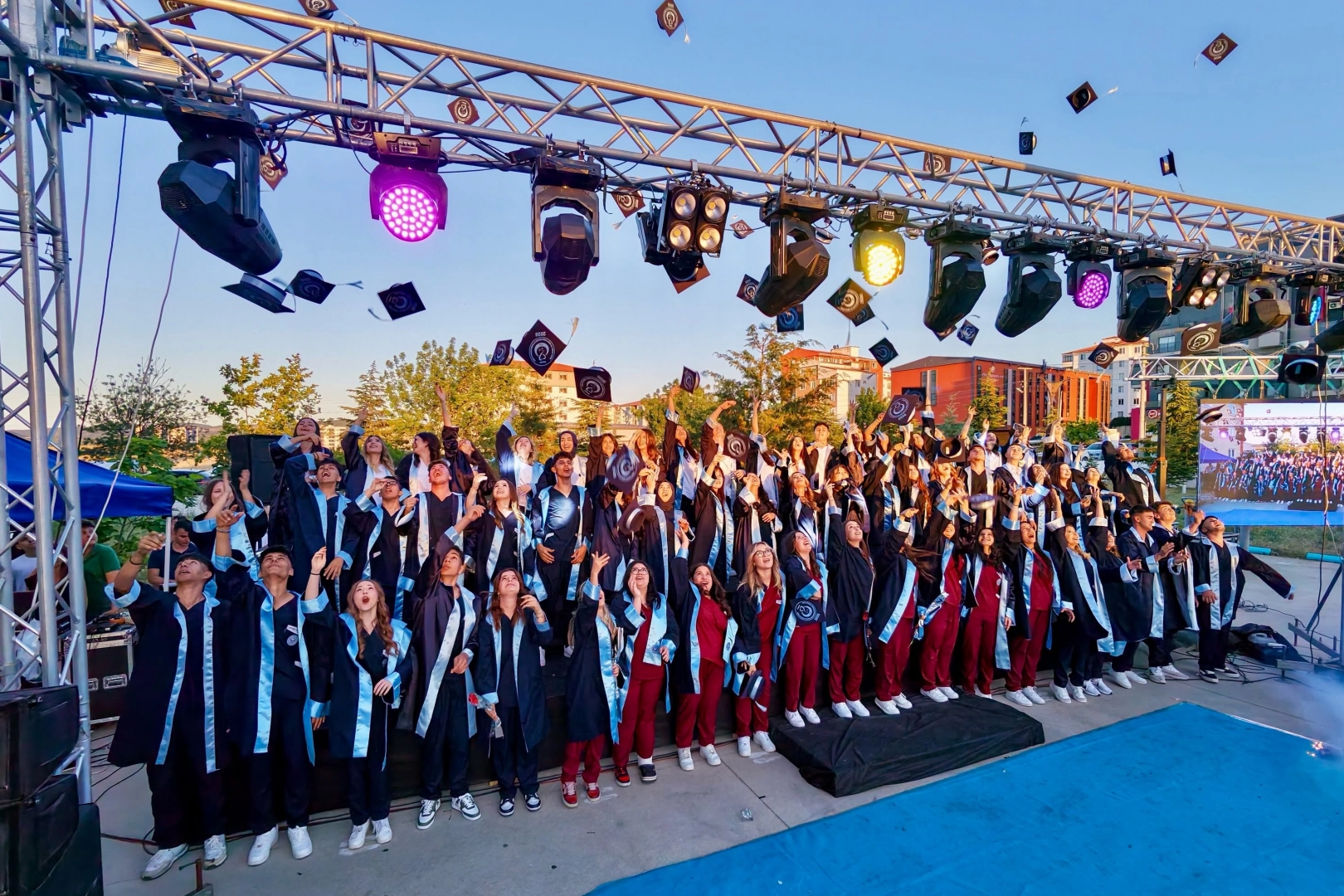 Keşan TSO MTAL mezuniyet töreninde keplerini havaya fırlatan öğrenciler