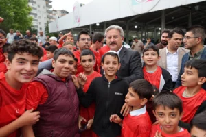 Melikgazi Belediye Başkanı Mustafa Palancıoğlu, Gökkent Mahallesi sakinleriyle bir araya geldiği toplantıda konuşma yapıyor.