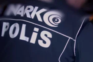 İstanbul'da polis ekipleri tarafından yapılan uyuşturucu ve silah operasyonunda ele geçirilen malzemeler