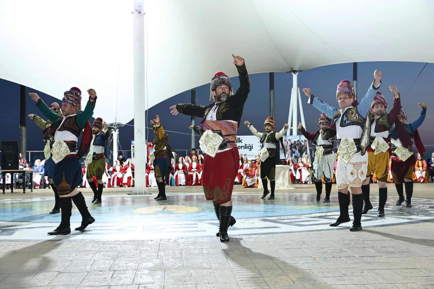 Sakarya Bayraktepe'de düzenlenen Maarif Halk Dansları Şenliği'nden genel görünüm