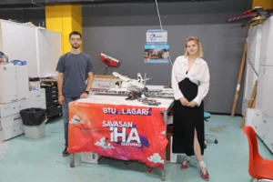Bursa Teknik Üniversitesi öğrencileri tarafından geliştirilen yapay zeka destekli İHA savunma sistemi ile dünya üçüncülüğü elde etti.