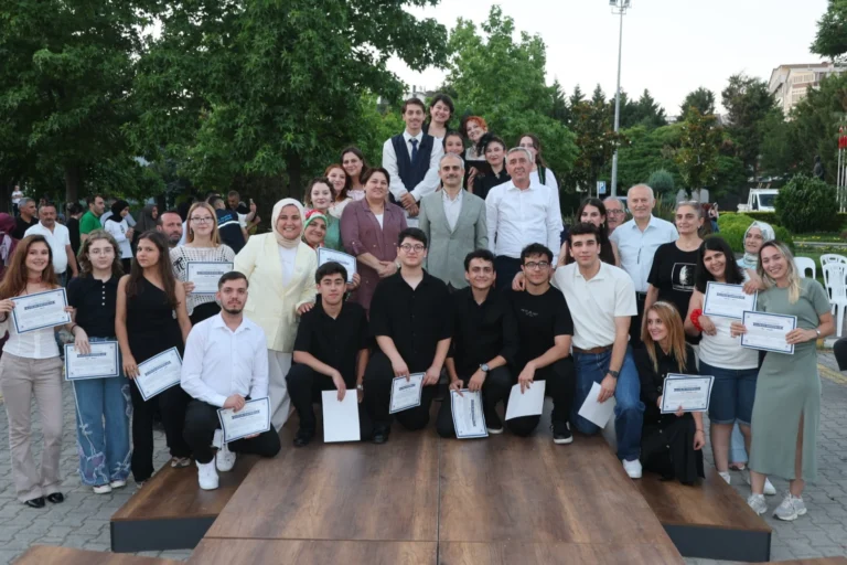 Çayırova Belediyesi tiyatro kursu katılımcıları sertifika töreninde