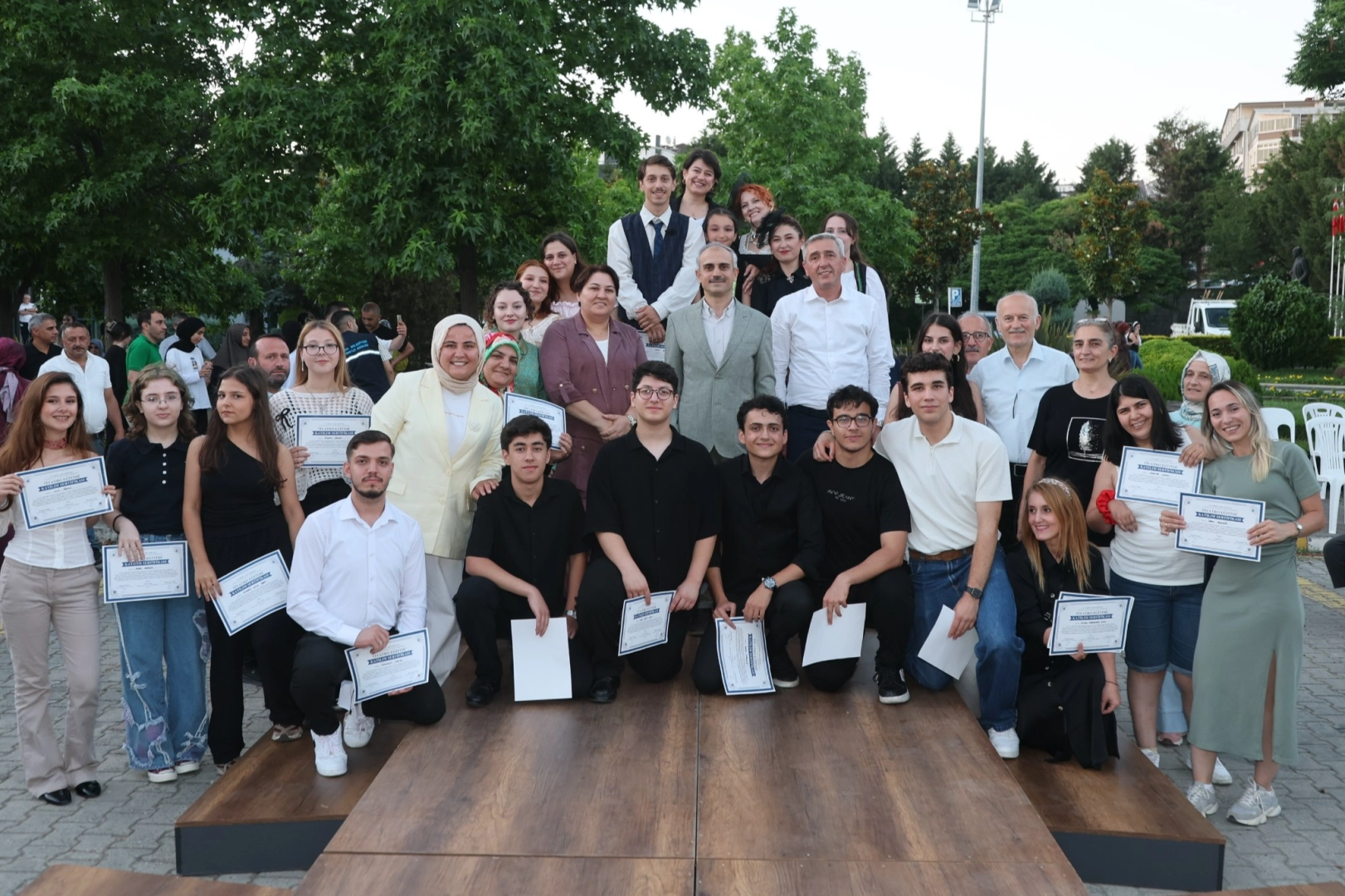 Çayırova Belediyesi tiyatro kursu katılımcıları sertifika töreninde
