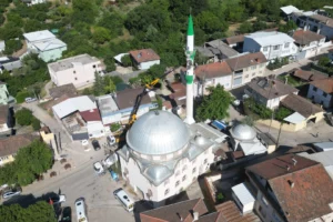 Bursa'da bir caminin dış cephe yenileme çalışması