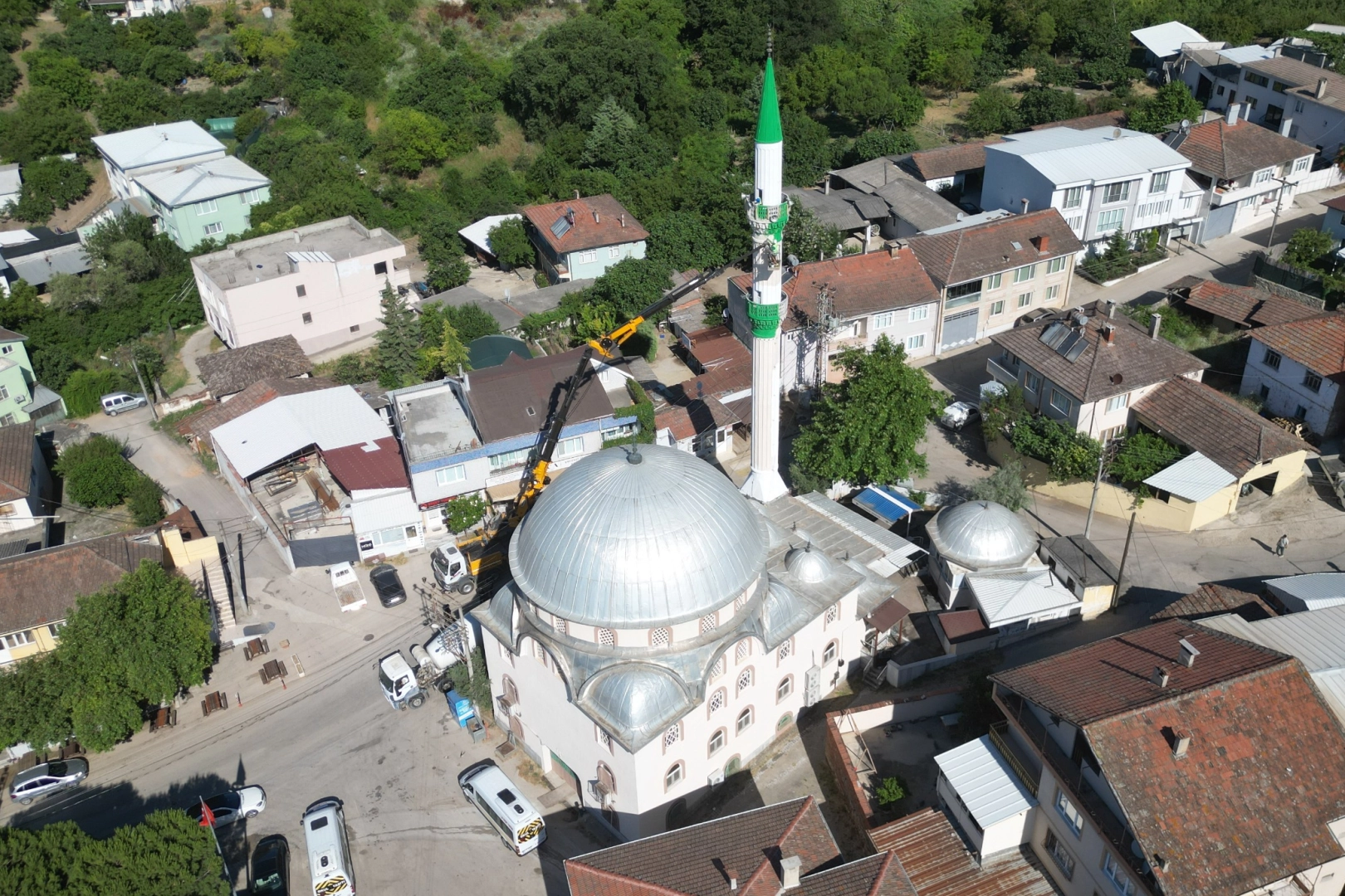 Bursa'da bir caminin dış cephe yenileme çalışması