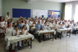 Kocaeli Çayırova'da öğrencilerin karne sevinci ve yaz tatiline başlangıcı.