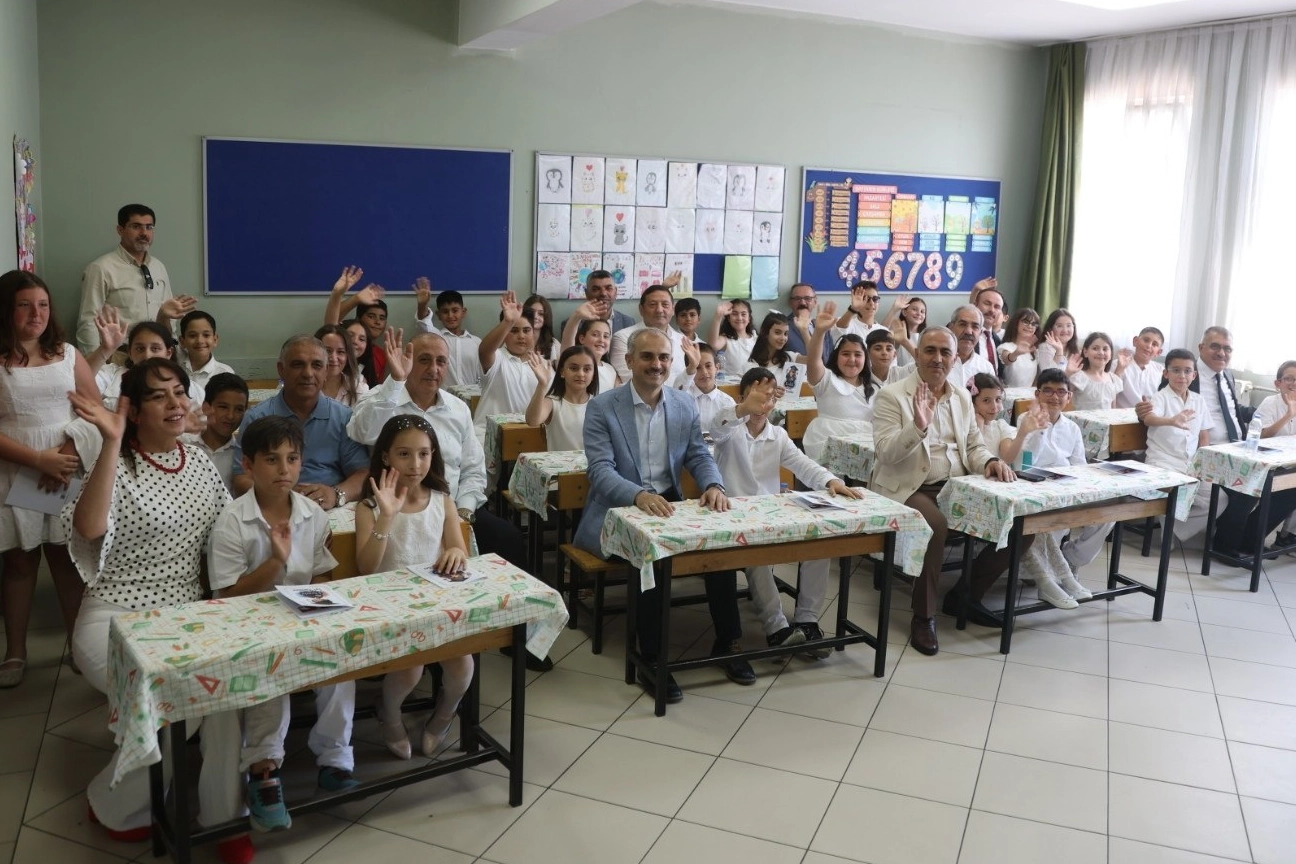 Kocaeli Çayırova'da öğrencilerin karne sevinci ve yaz tatiline başlangıcı.