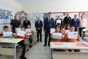 Artvin'de öğrenciler karne alırken