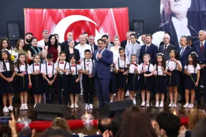 Sakarya Maarif Orkestrası ve Öğrenci Korosu'nun sahnedeki konser görüntüsü